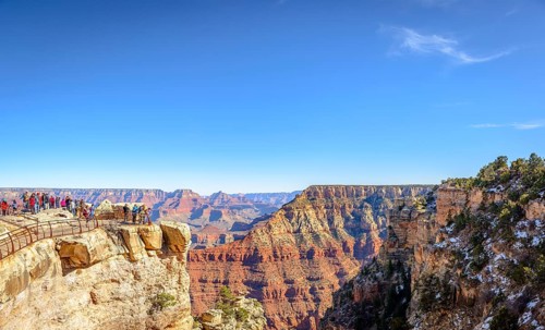 Viewpoint Mather Point with visitors