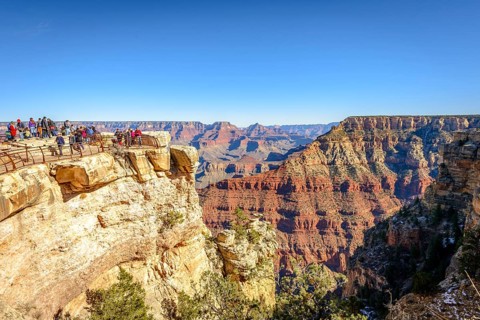 Viewpoint Mather Point with visitors