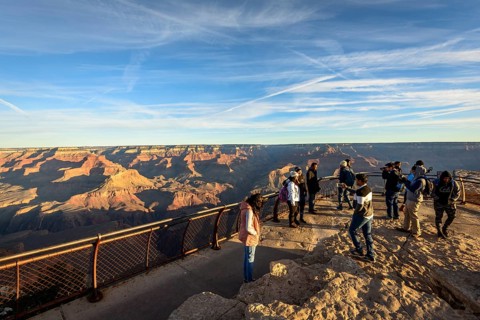 Viewpoint Mather Point with visitors