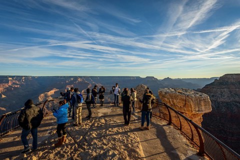 Viewpoint Mather Point with visitors