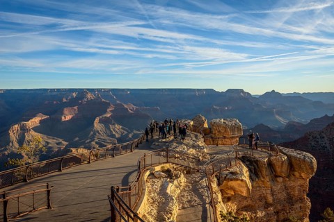 Viewpoint Mather Point with visitors