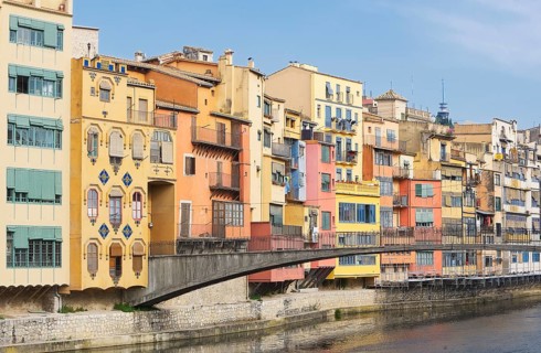 Colorful houses on the Onyar River with Pont de Sant Feliu
