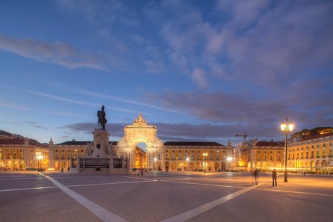 Arco da Vitoria and equestrian statue of King Jose I. at the Praca do Commercio at dusk
