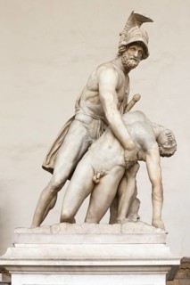Menelaos holds the body of Patroclus