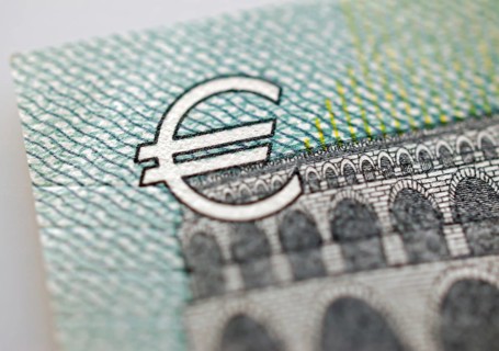 Eurozeichen auf 5 euro banknote