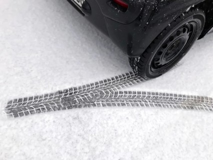 Tyre tracks in snow