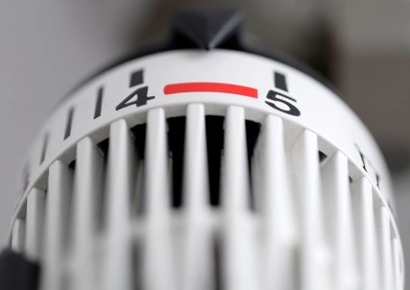 Heating cost control with thermostatic valve