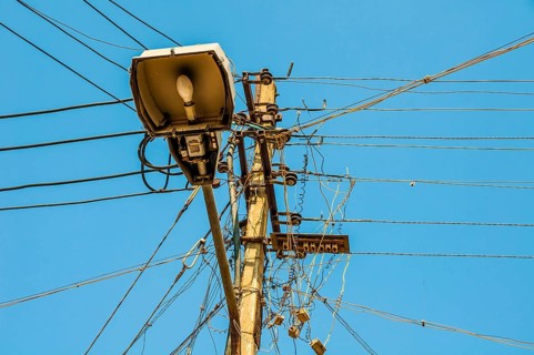 Chaotic power lines with streetlight