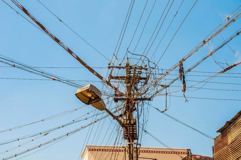 Chaotic power lines with streetlight