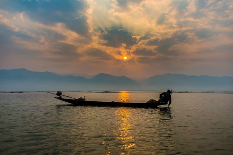Local Intha fisherman rowing boats with one leg