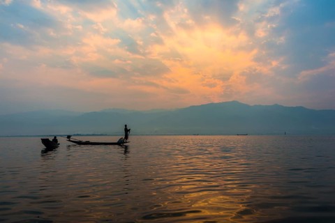 Local Intha fisherman rowing boats with one leg