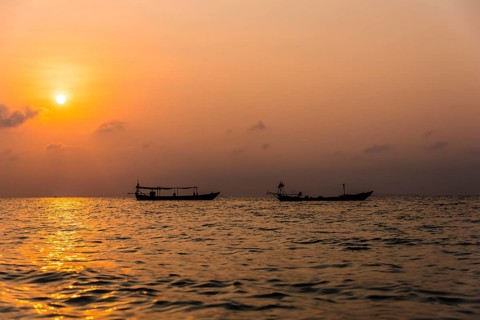 Boats on sea at sunrise from Koh Tui Beach