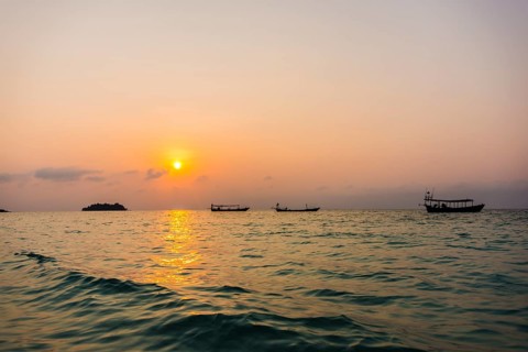 Boats on sea at sunrise from Koh Tui Beach
