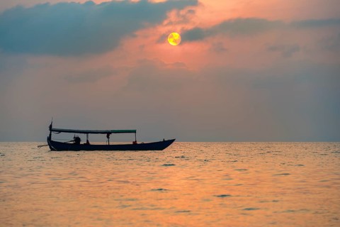 Boat on sea at sunrise from Koh Tui Beach