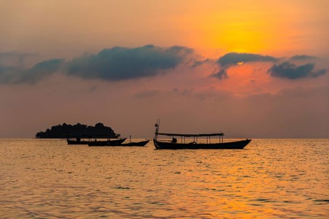 Boats on sea at sunrise from Koh Tui Beach