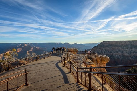 Viewpoint Mather Point with visitors