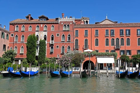 Houses and gondolas on Grand Canal