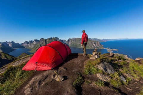 Red tent on Reinebringen
