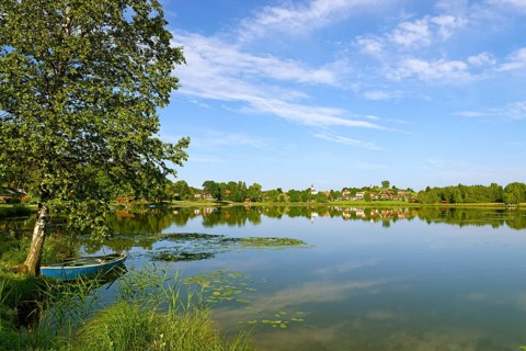 Bad Bayersoien and St. Georg parish church across Bayersoiener lake