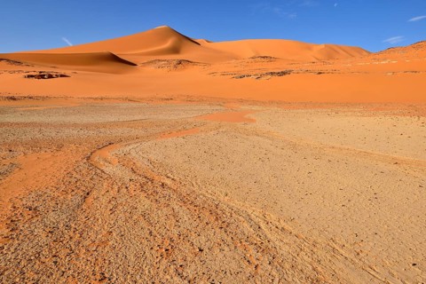 Sanddunes and claypan of southern Oued In Tehak