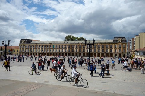 Cyclists a nd passersby in front of Palacio Lievano