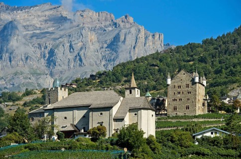 Ringacker chapel and the town hall at the foot of the Bernese Alps