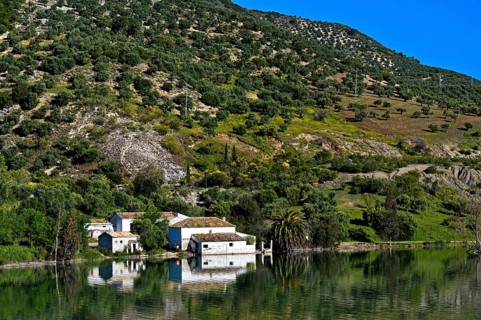 Finca at the reservoir Zahara-El Gastor