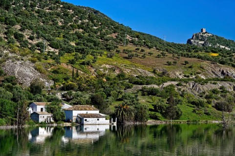 Finca at the reservoir Zahara-El Gastor