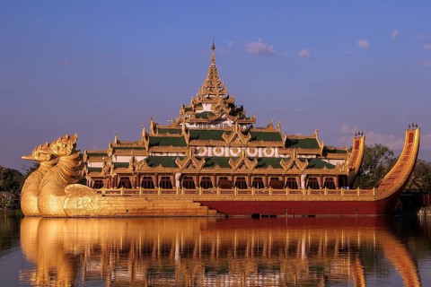 Restaurant Karaweik Palace in Kandawgyi Lake
