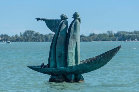 Bronze monument to Dante