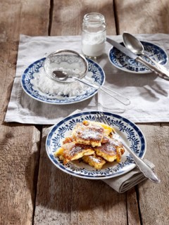 Pancakes with powdered sugar