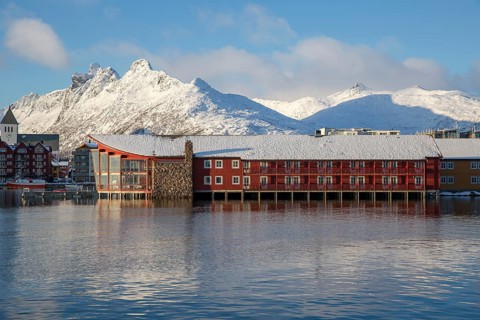 Hotel Scandic Svolvaer in front of snow-covered mountains