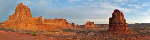 Panoramic view of landscape in Arches Nationalpark with the 3 Gossips