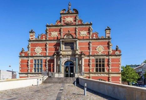 Entrance to building of the Chamber of Commerce