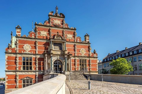 Entrance to building of the Chamber of Commerce