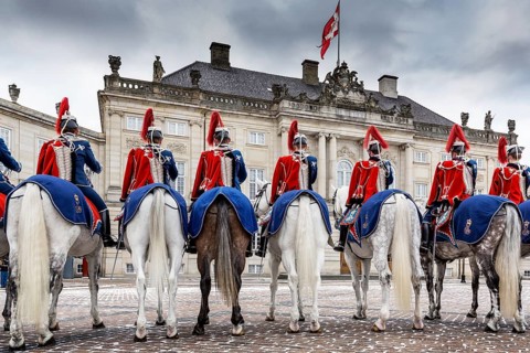 Soldiers from the Guard Hussar Regiment in front of the Royal Amalienborg Palace