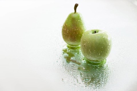 Pear and apple with water drops