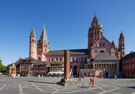 Mainz Cathedral or St. Martin's Cathedral and Heunensaule victory column