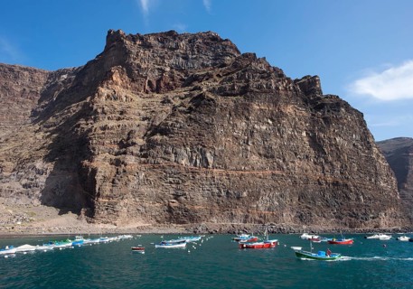 Fishing harbour in Vueltas with Tequergenche mountain