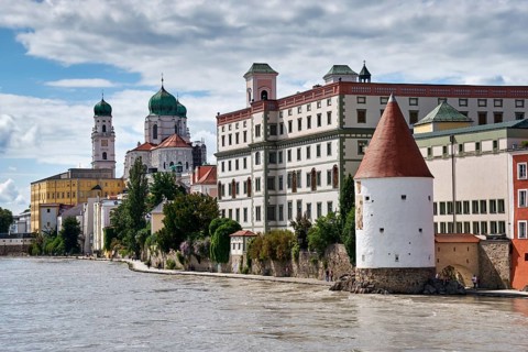 Schaiblingsturm on the banks of the Inn with Old Town