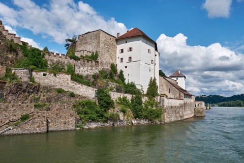 View over the Danube to Veste Niederhaus