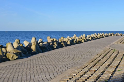 Bank reinforcement with tetrapods and concrete