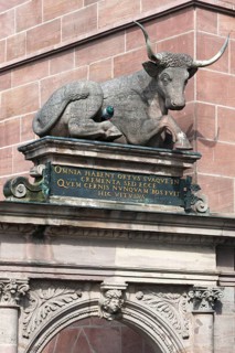 Ox sculpture from 1599 on the Fleischbrucke bridge