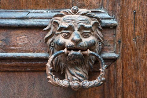 Lionhead as doorknocker of an entrance door