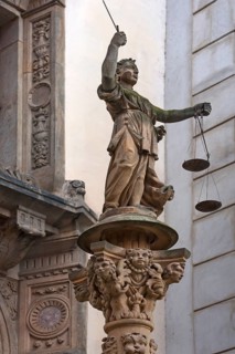 Sculpture of Justitia in front of city hall
