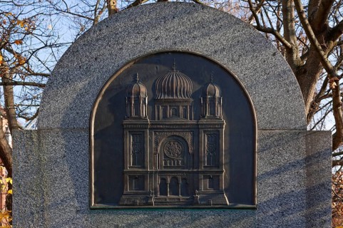 Memorial to synagogue destroyed by Nazis