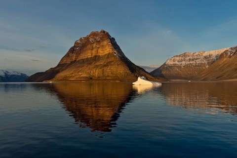 Iceberg in front of Devil's Castle mountain