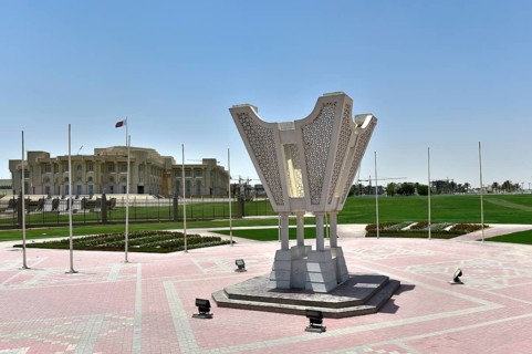 Emir Palace and oversized Arabic scent lamp in Doha