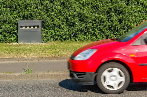 Passenger car in measurement range of sensor for traffic speed measurement
