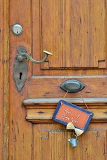 Wooden door with sign saying "Bin im Garten"